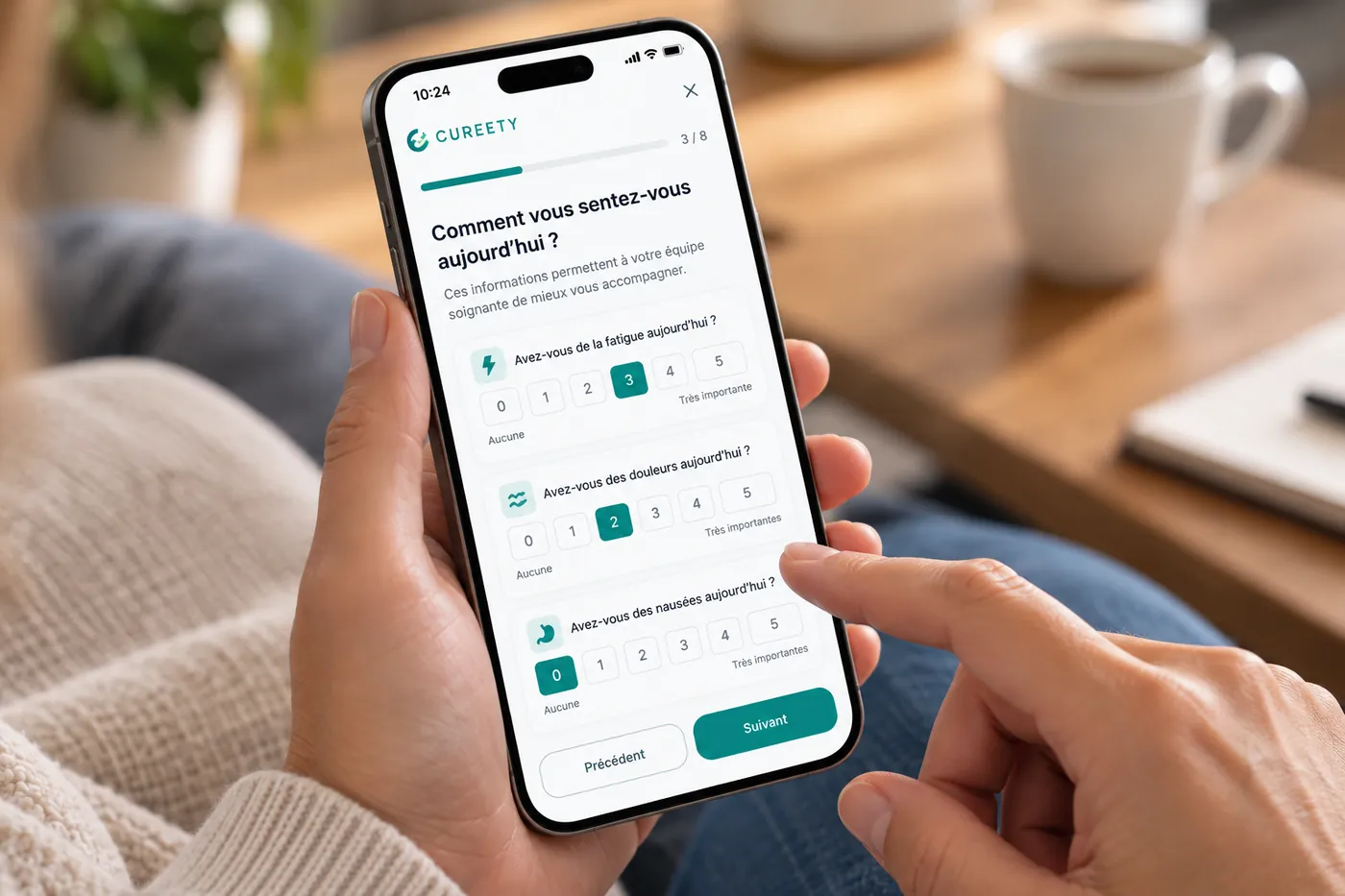 Smartphone affichant un questionnaire de suivi des symptômes